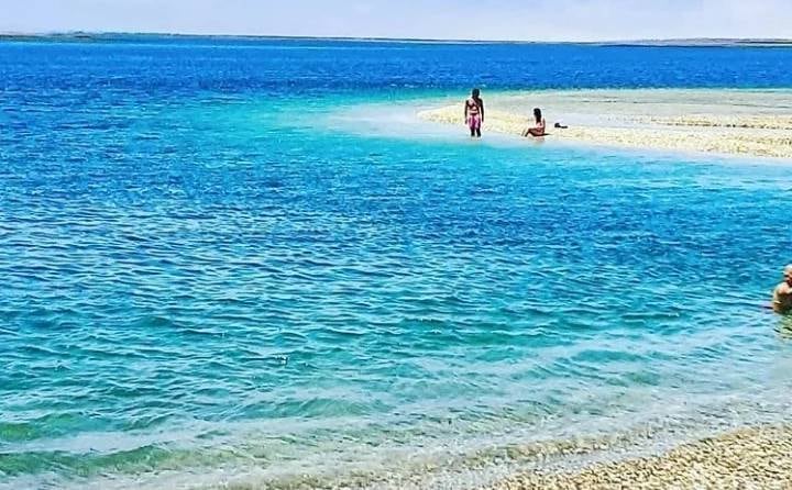 Con la marea alta, el agua parece una pileta y el oleaje es tranquilo