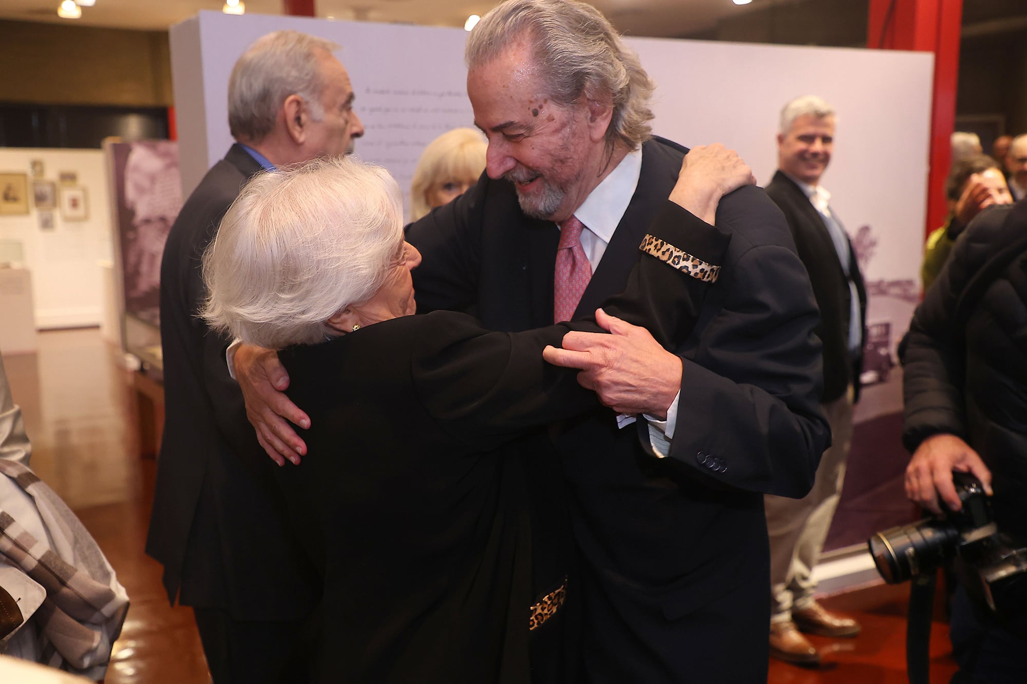 En fotos. El Dr. Juan Carlos Maqueda recibió la Pluma de Honor de la Academia Nacional de Periodismo 43 El saludo con la exdiputada Mabel Múller