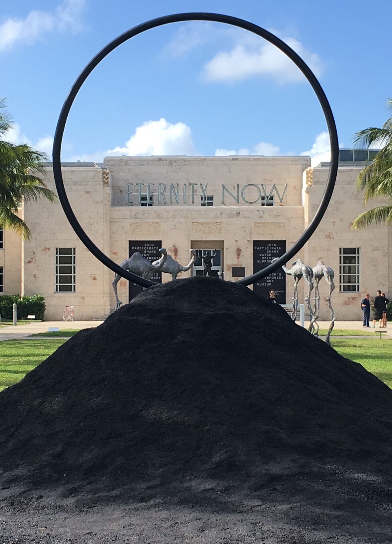 Una pieza de Matías Duville se exhibió en el espacio público de Art Basel en 2020 sobre una montaña de carbón