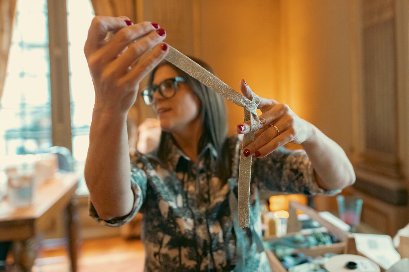 Diseñadora Argentina Reinventa Escarapela Y Plasma Plano De La Plata En Accesorios