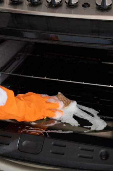 El truco casero para sacar la grasa del horno con dos ingredientes que seguro tenés en casa 5 Especialistas destacan que esta mezcla ayuda a remover la grasa sin recurrir a productos químicos agresivos (Foto: Freepik)