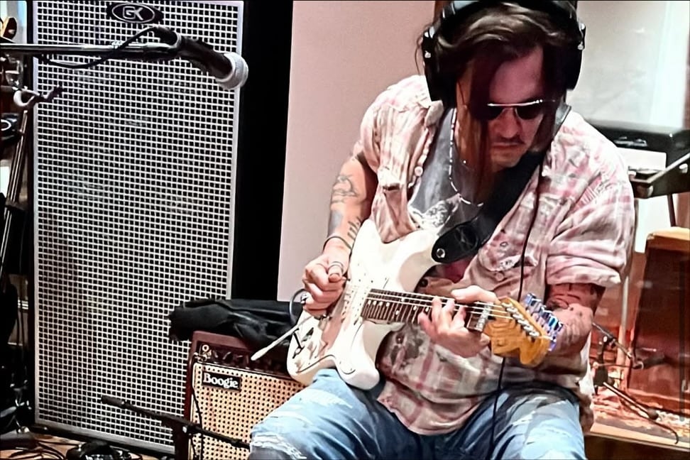 Además de sus compromisos laborales, Depp pudo despuntar el vicio de la música con su guitarra