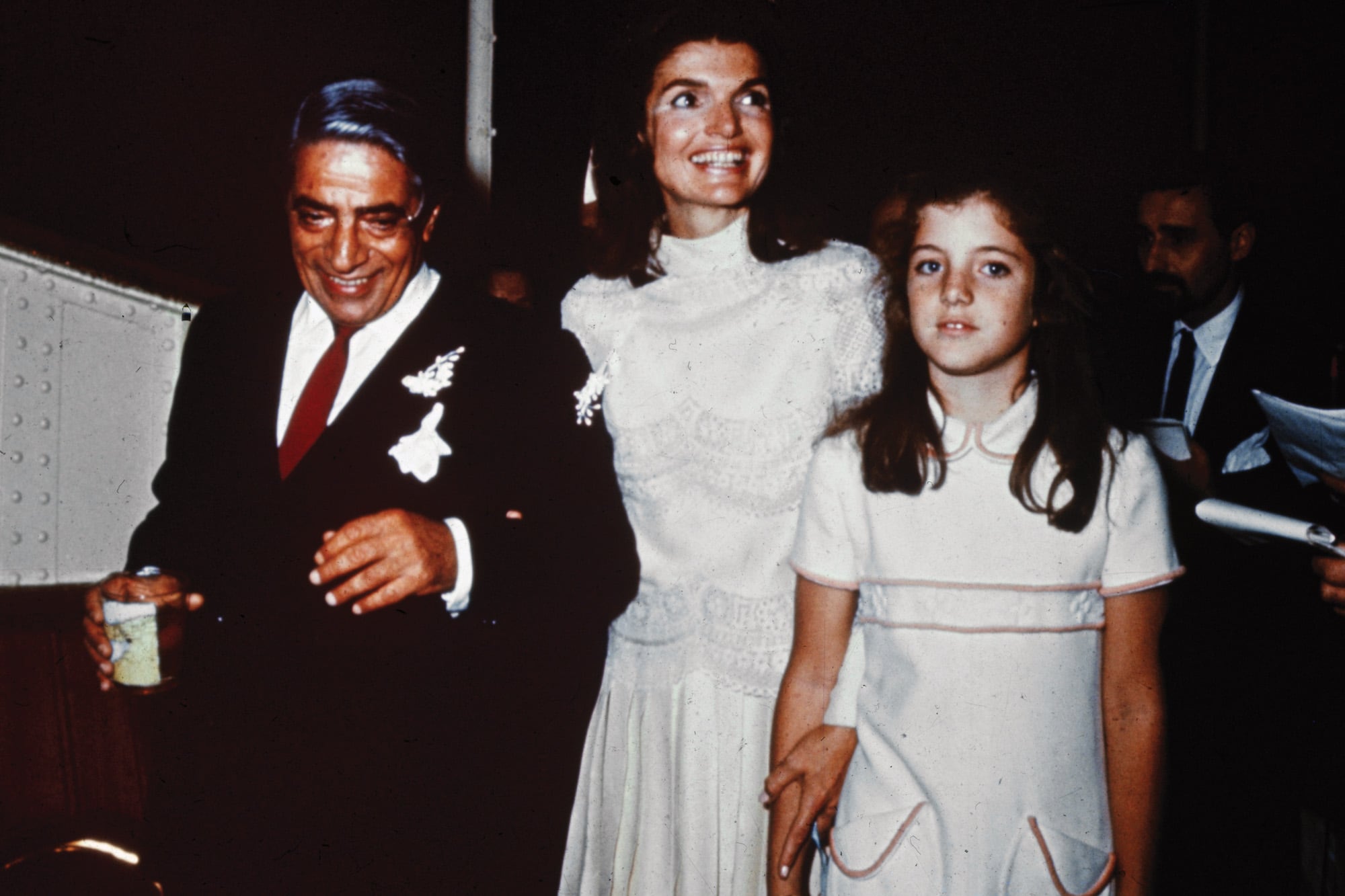 Jacqueline Kennedy se casó con Aristóteles Onassis el 20 de octubre de 1968, con un vestido de líneas limpias y mangas largas, con elegante encaje en color marfil