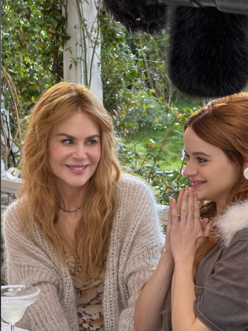 Kindman junto a Joey King, una de las actrices que se sumó a la saga