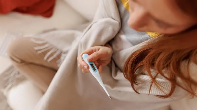 Si la diarrea viene acompañada de fiebre alta o heces con sangre o mucosidad, busca atención médica
