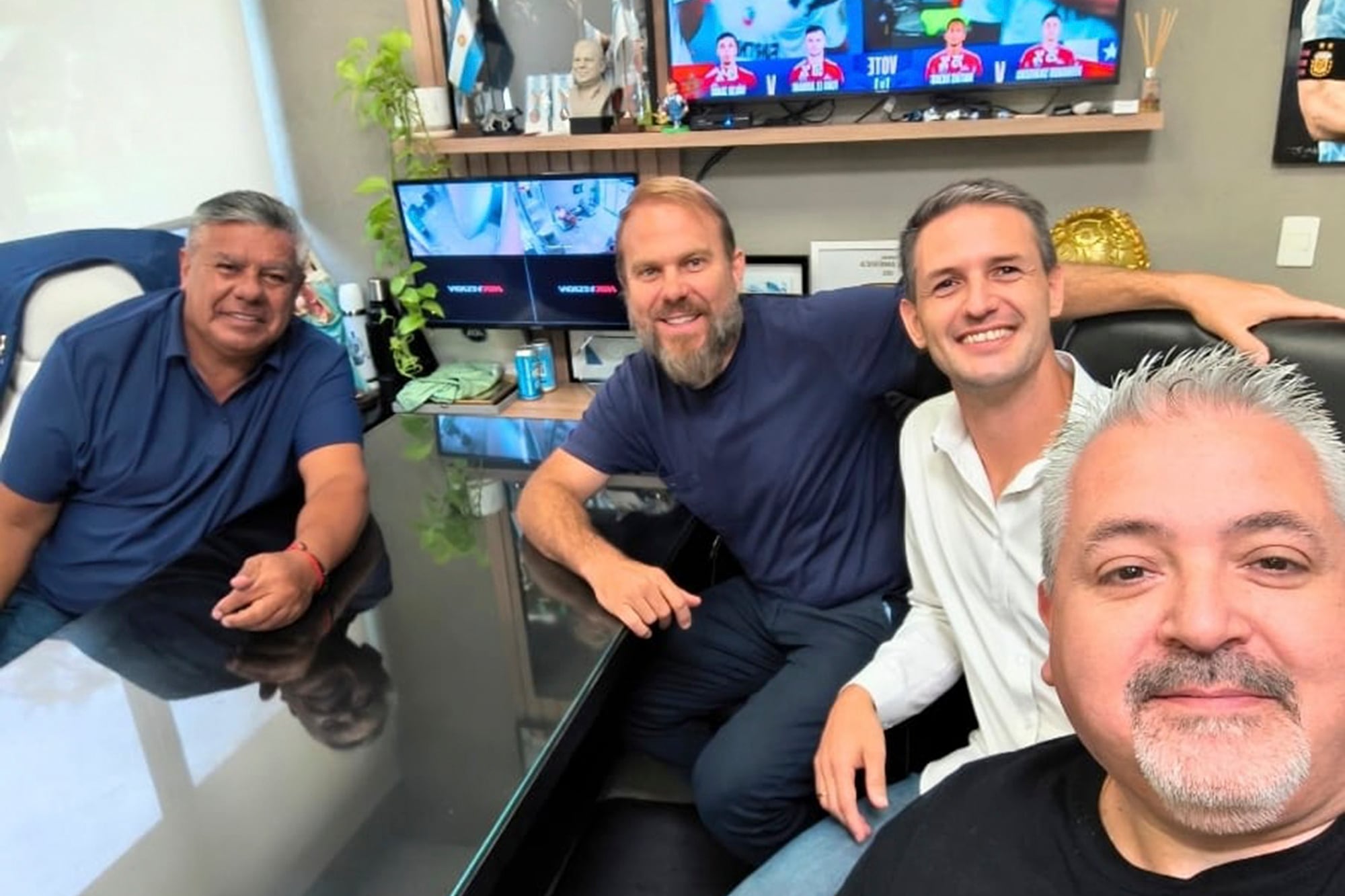 Tapia exhibió el apoyo de dos intendentes peronistas ligados al fútbol y la Ceamse