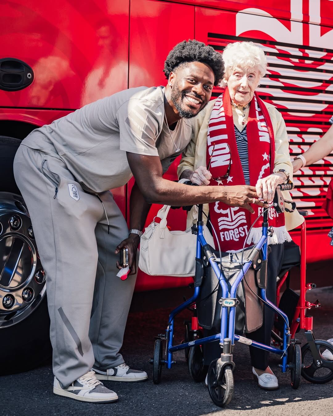 Marj recibió la calidez de los jugadores del Nottingham