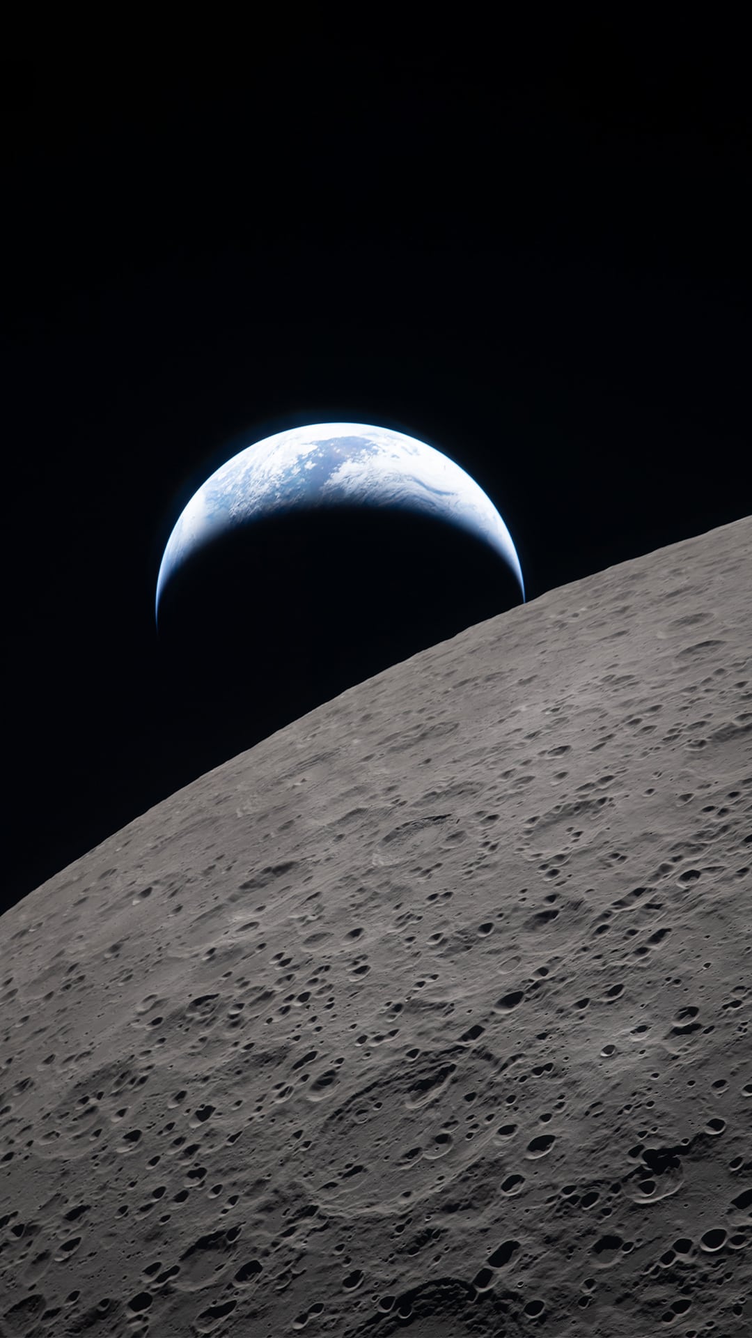 Fondo de pantalla de la Tierra asomando detrás de la Luna, imagen tomada desde el Artemis II
