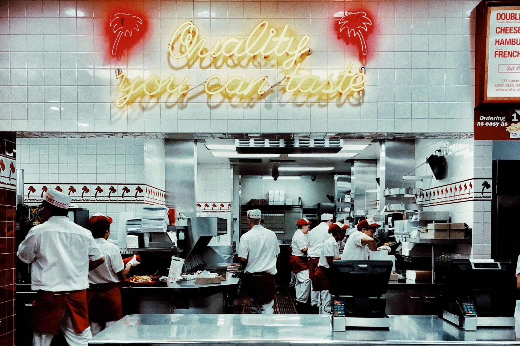 Si un trabajador de una cocina se quema en su trabajo, el EED establece que debe estar protegido por la WC