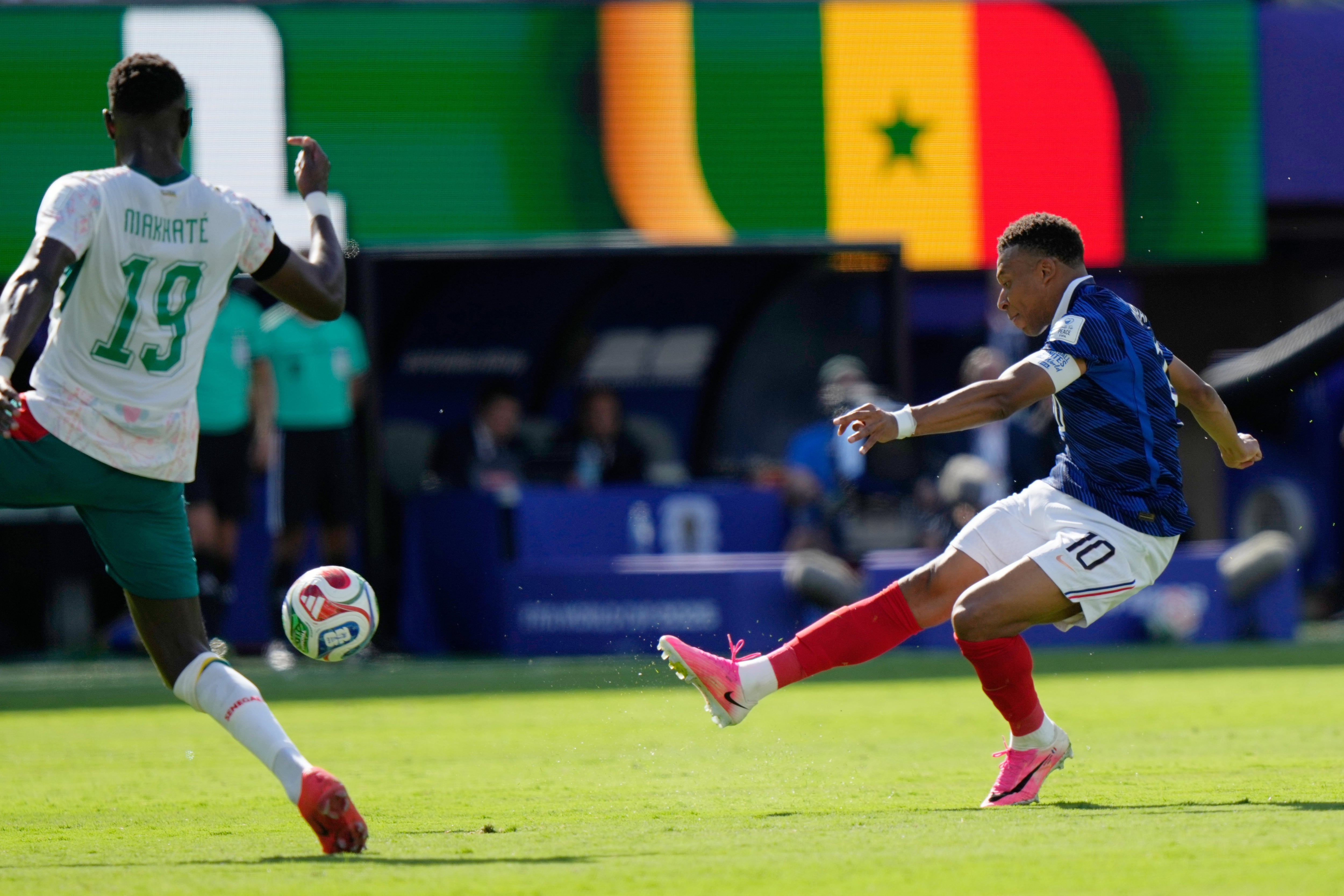 Kylian Mbappe marca el tercero: una obra de arte
