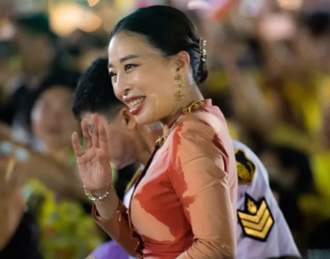 era la mayor de los siete hijos del rey Vajiralongkorn
