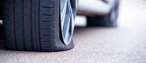 El secreto que revela cómo arreglar la goma del auto pinchada sin sacarla