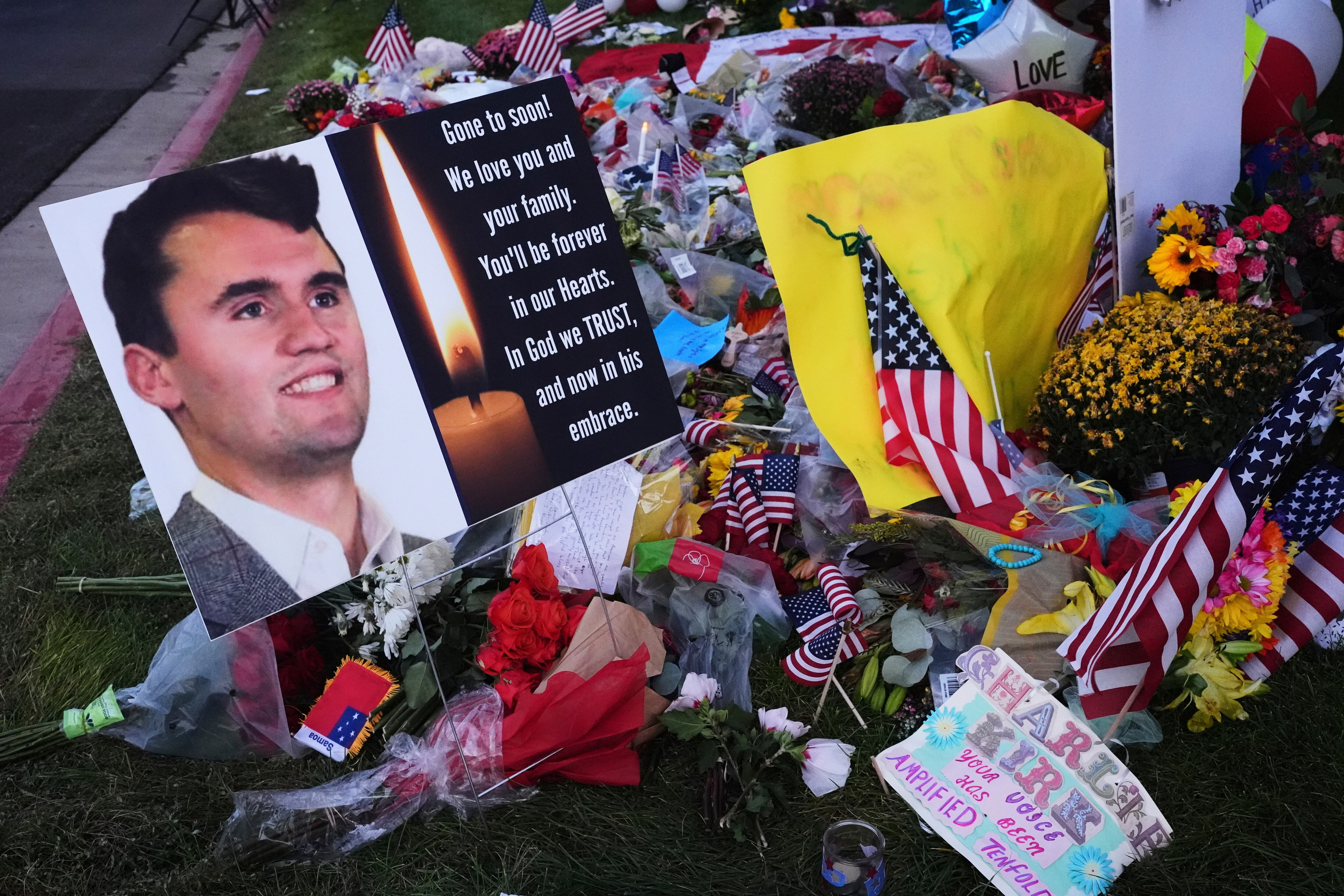 Un monumento en honor del CEO y cofundador de Turning Point USA Charlie Kirk en la Universidad del Valle de Utah, el sábado 13 de septiembre de 2025, en Orem, Utah. (AP Foto/Lindsey Wasson)