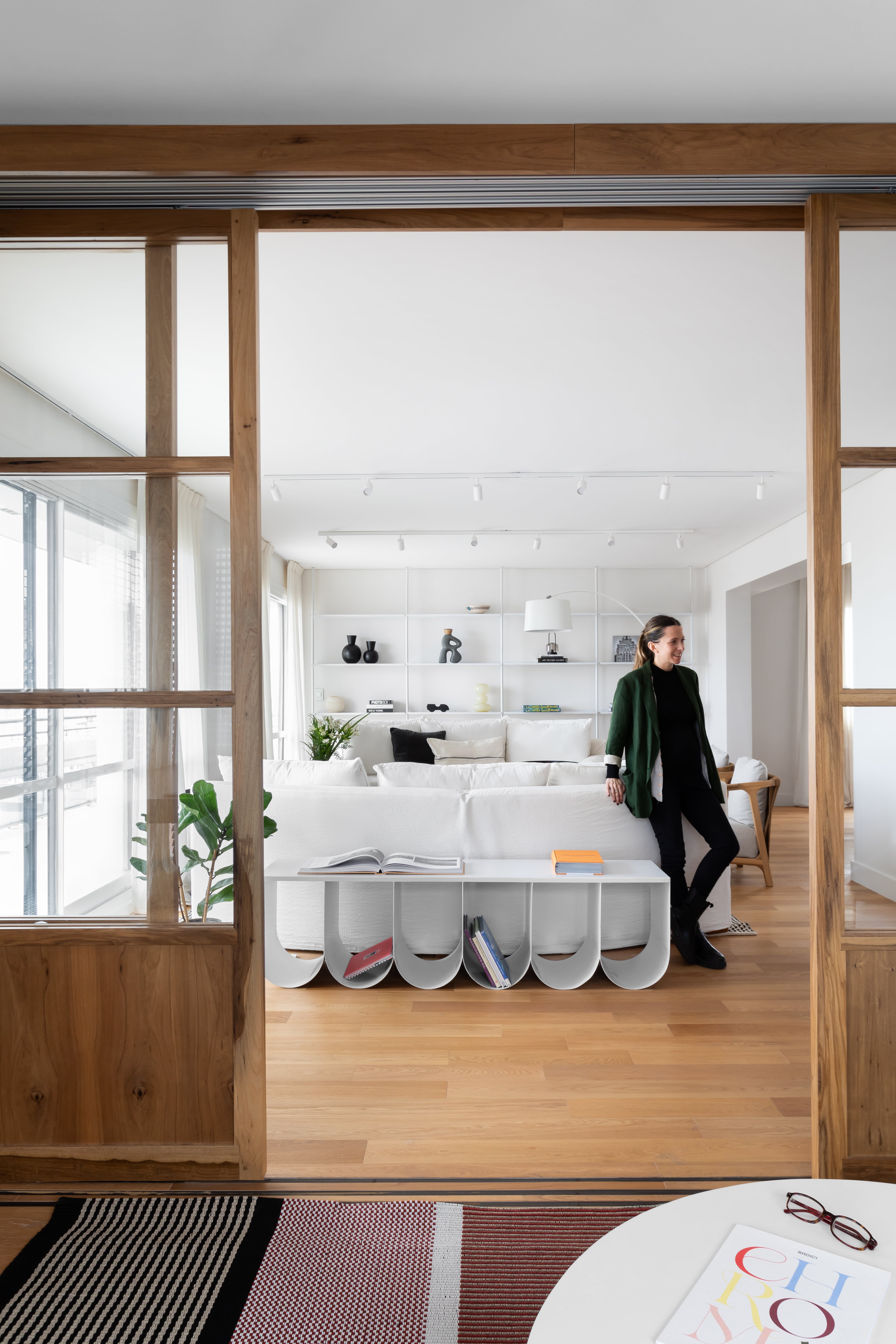 Las interioristas Agustina y Martina Sanguinetti, socias de Estudio Berna, trabajaron en conjunto con Estudio Parq para realizar la reforma estructural del departamento.