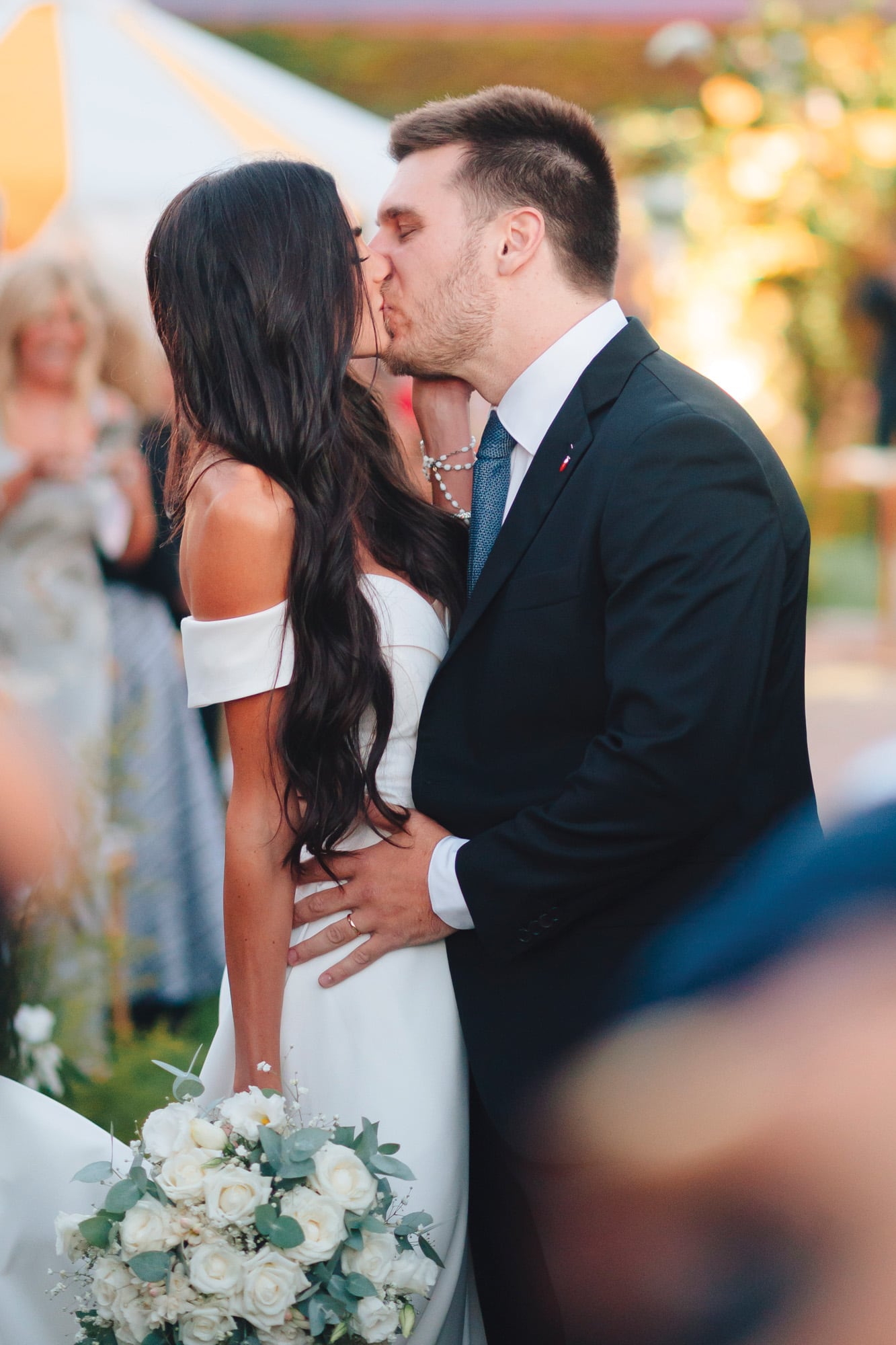 Tras intercambiar los anillos, se dan un romántico beso