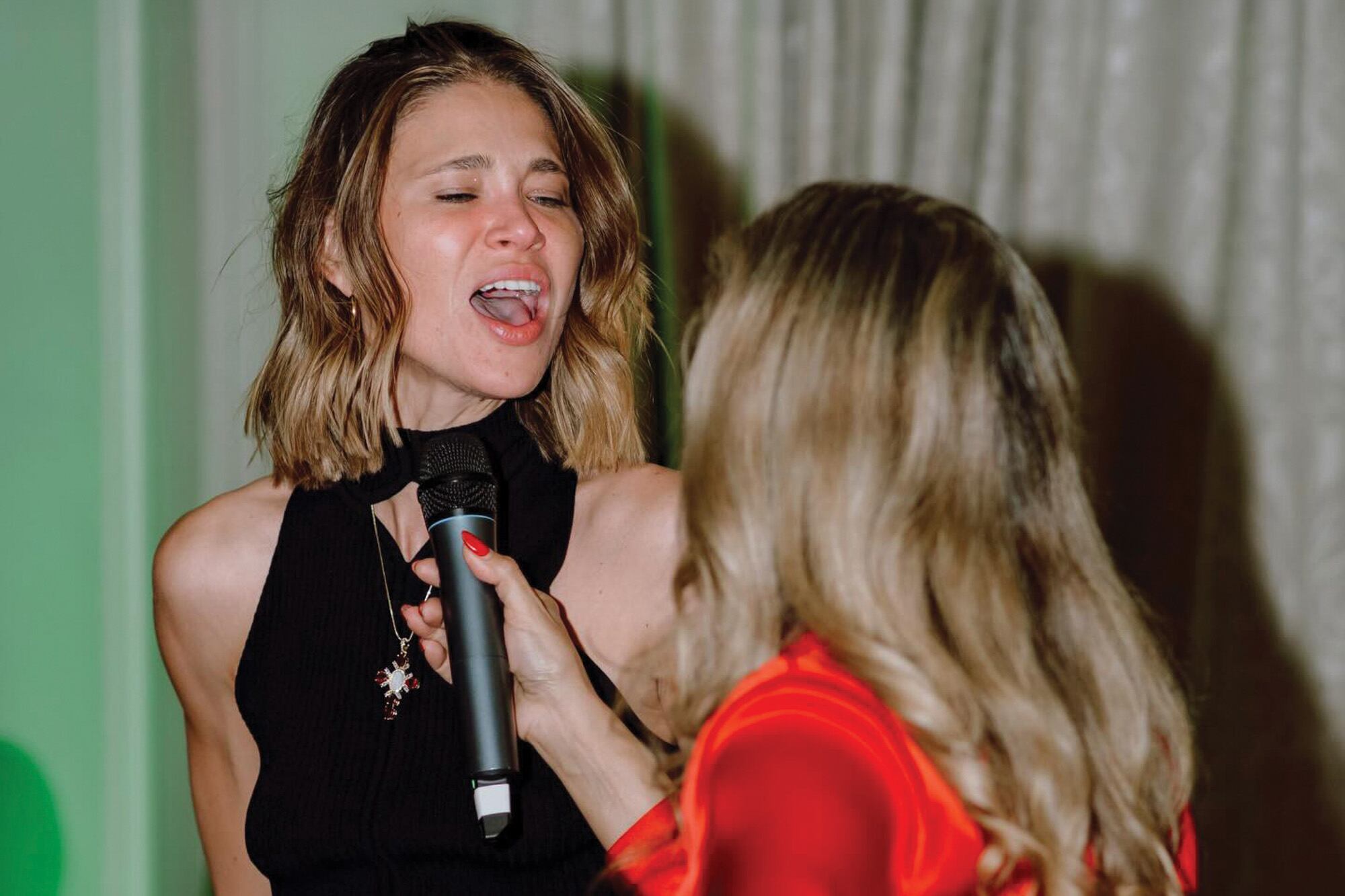 Al igual que muchos de los invitados, Carla también se animó a cantar