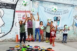 “Desarme infantil”: cambiar armas de juguete por pelotas de fútbol