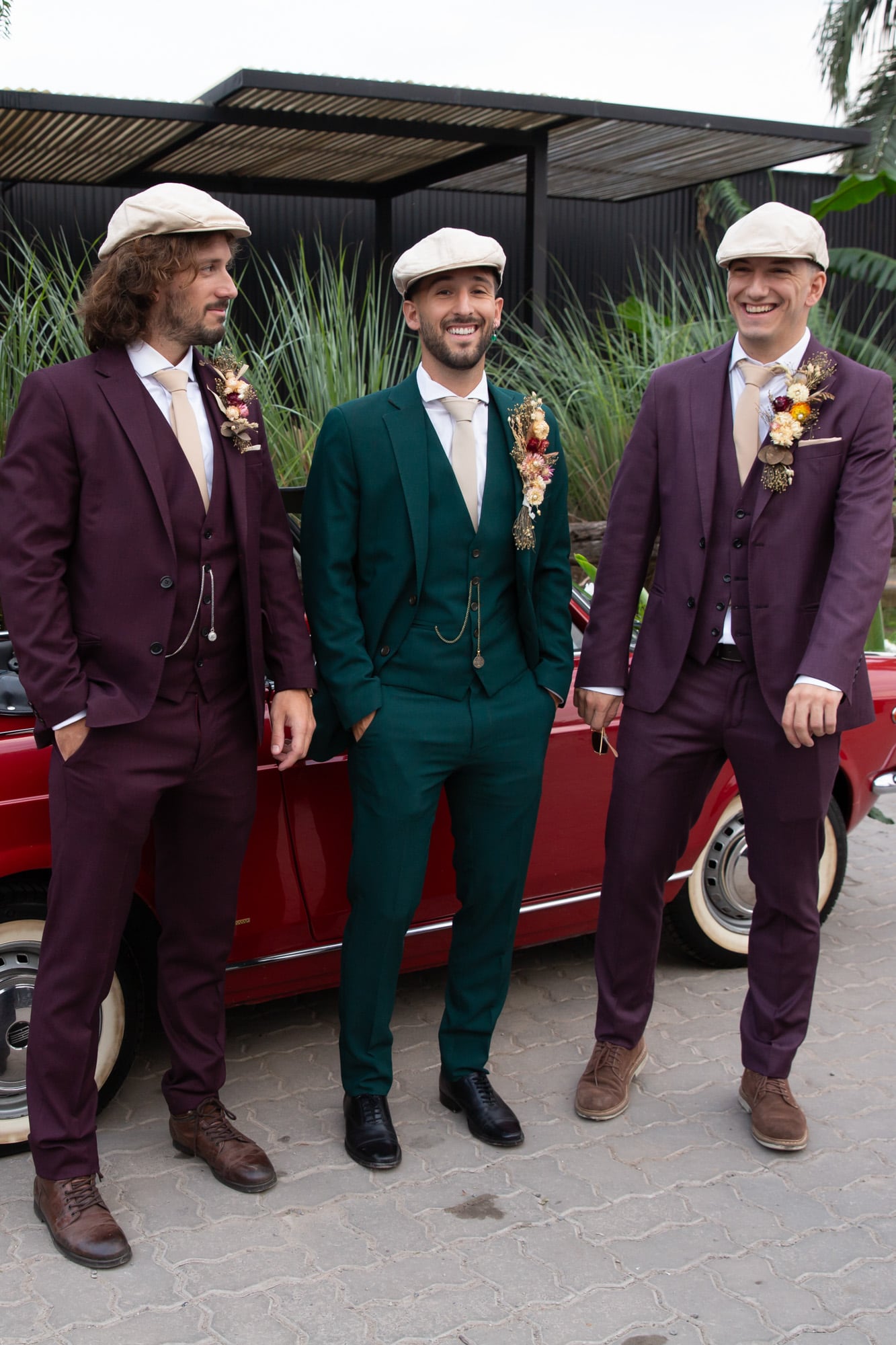 Pedro, Guillermo y Guido Tamborindeguy, hermanos de la novia, coordinaron sus looks.