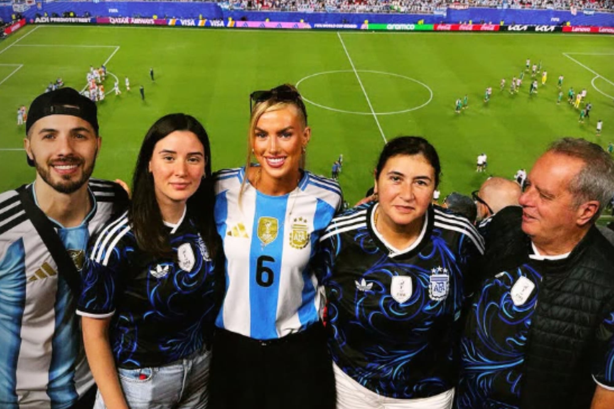 Kelci Rose, la nueva integrante de las mujeres de la Scaloneta, recibió todo el cariño de los hinchas argentinos 7 Kelci vivió el partido junto a la familia de su novio (Foto: @_kelci.rose_)