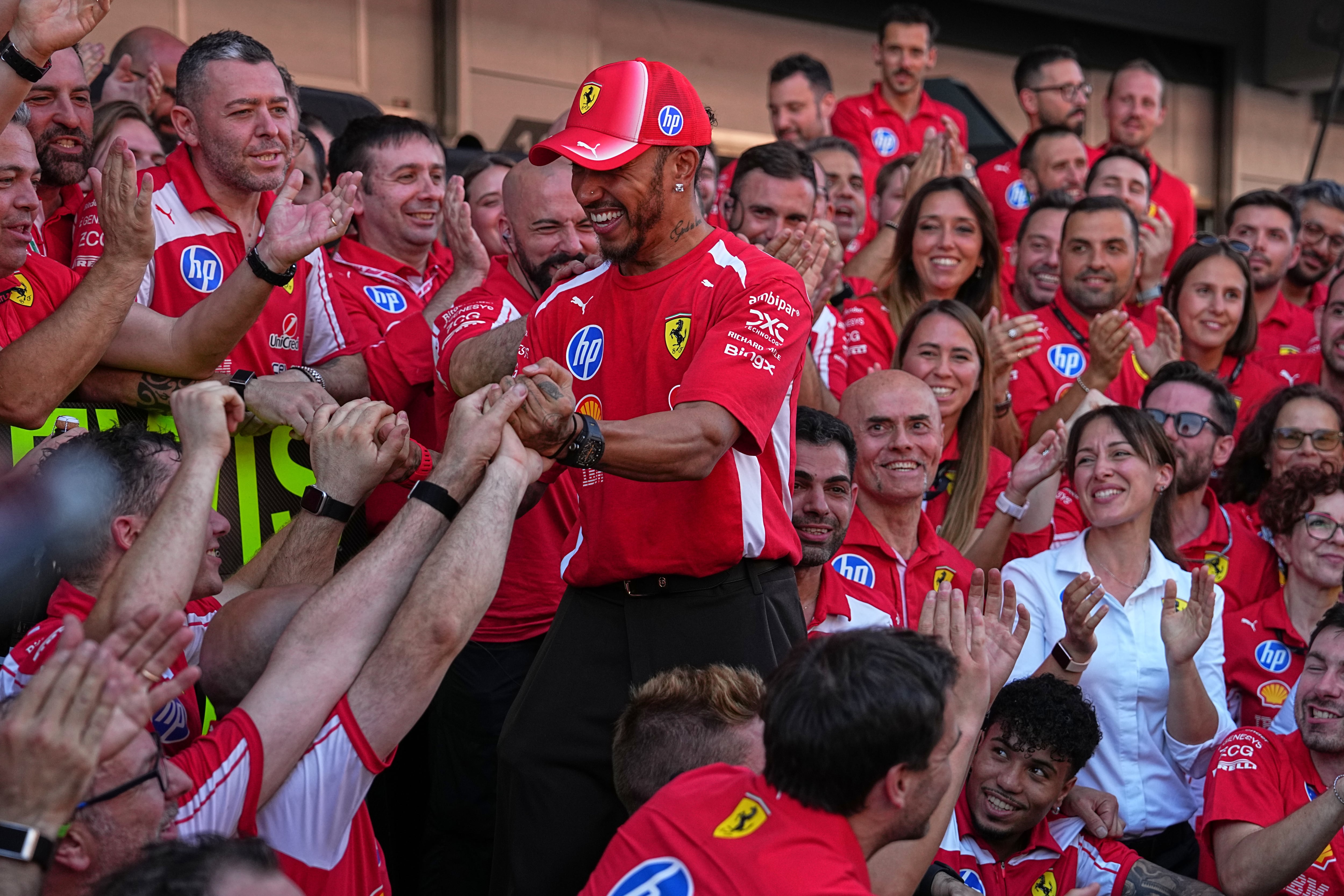 La sonrisa de Lewis Hamilton, la alegría de Ferrari; el séptuple campeón de la Fórmula 1 empezó a trabajar en la reinvención de la Scuderia y la propia desde hace más de un año