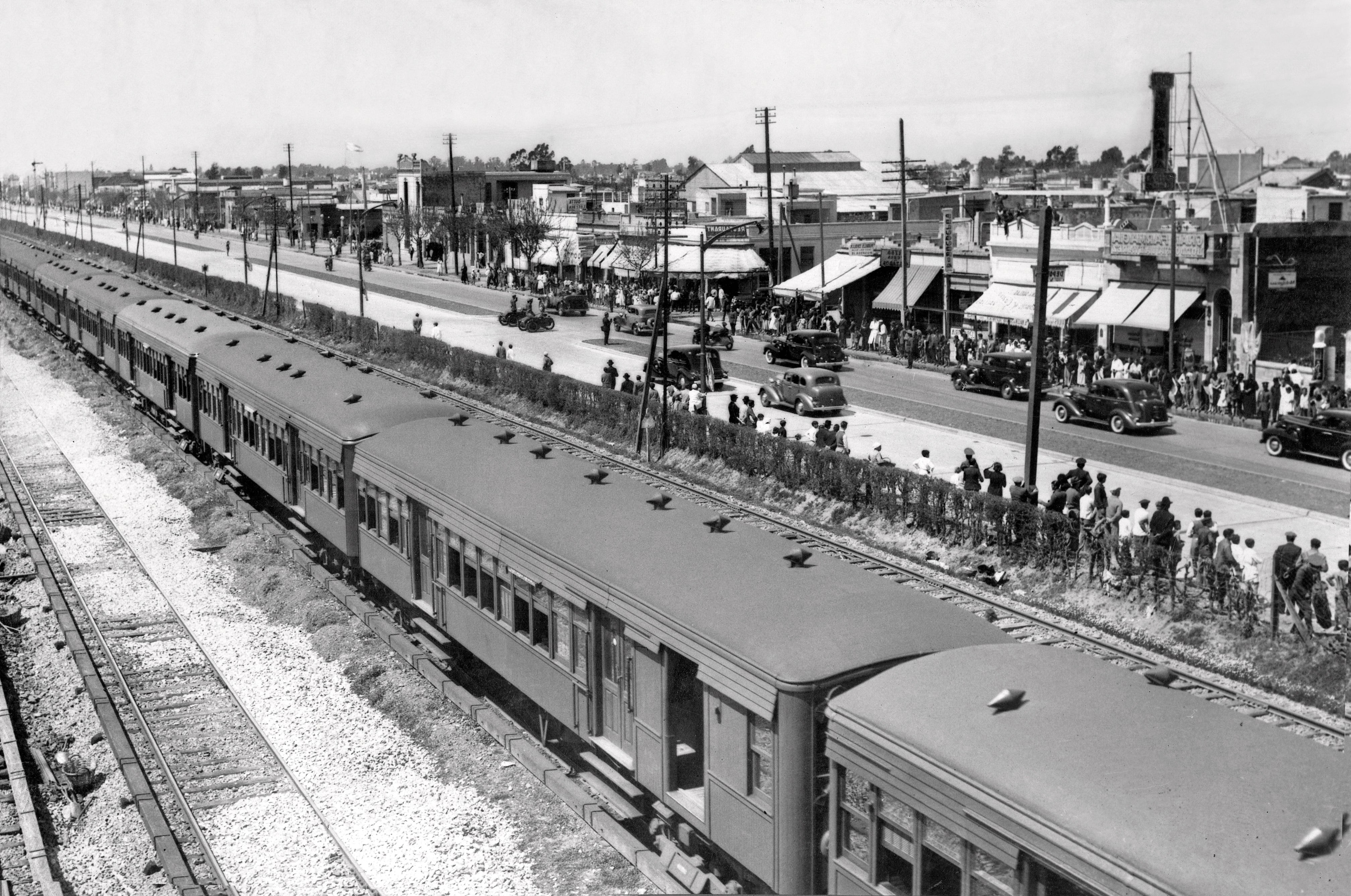 En la década del 30, el ensanche de Rivadavia llegó de Liniers a Haedo. La imagen muestra la inauguración. S/D.