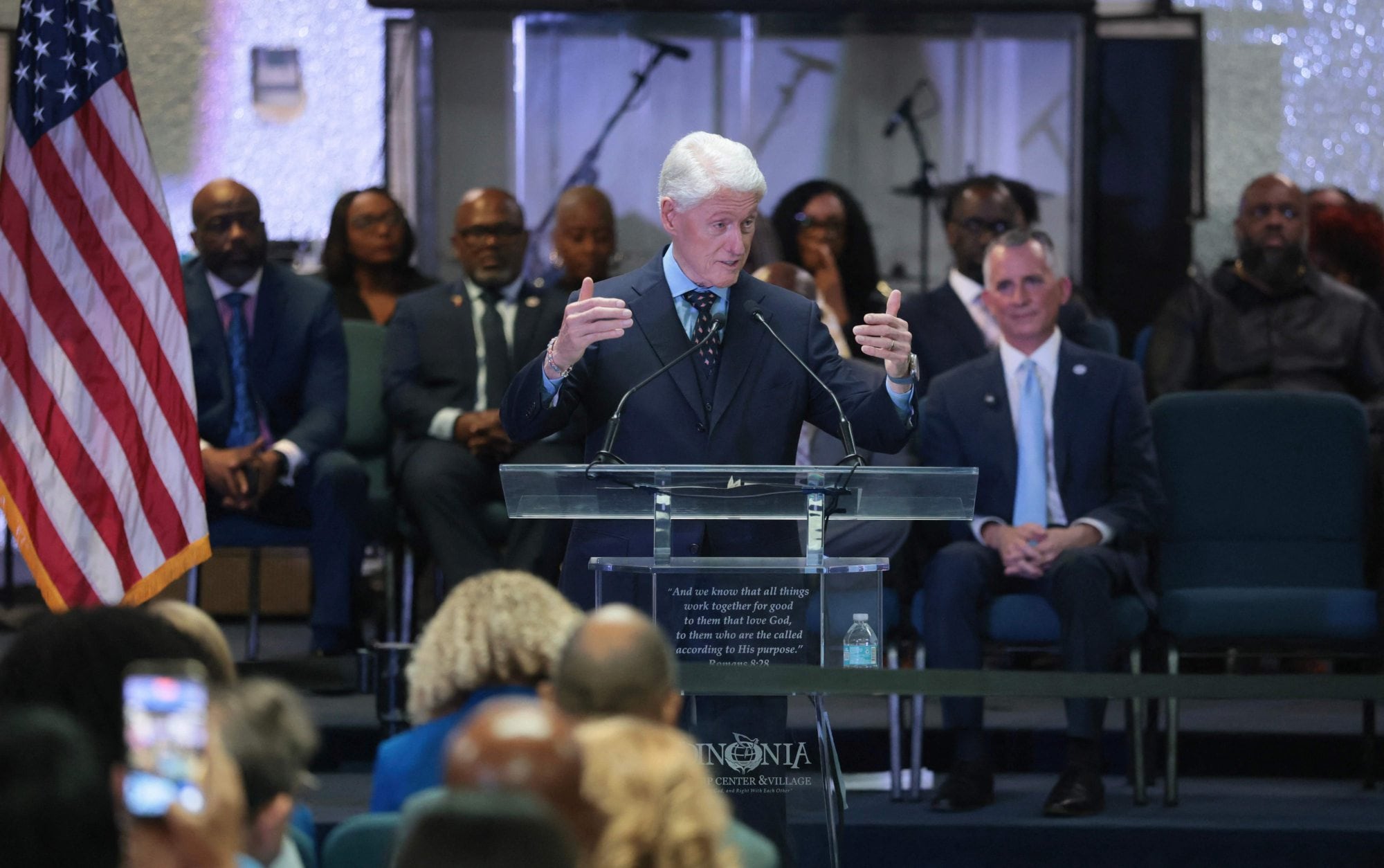 El expresidente Bill Clinton habla en un acto de campaña en Hollywood, con el candidato demócrata a gobernador David Jolly detrás.