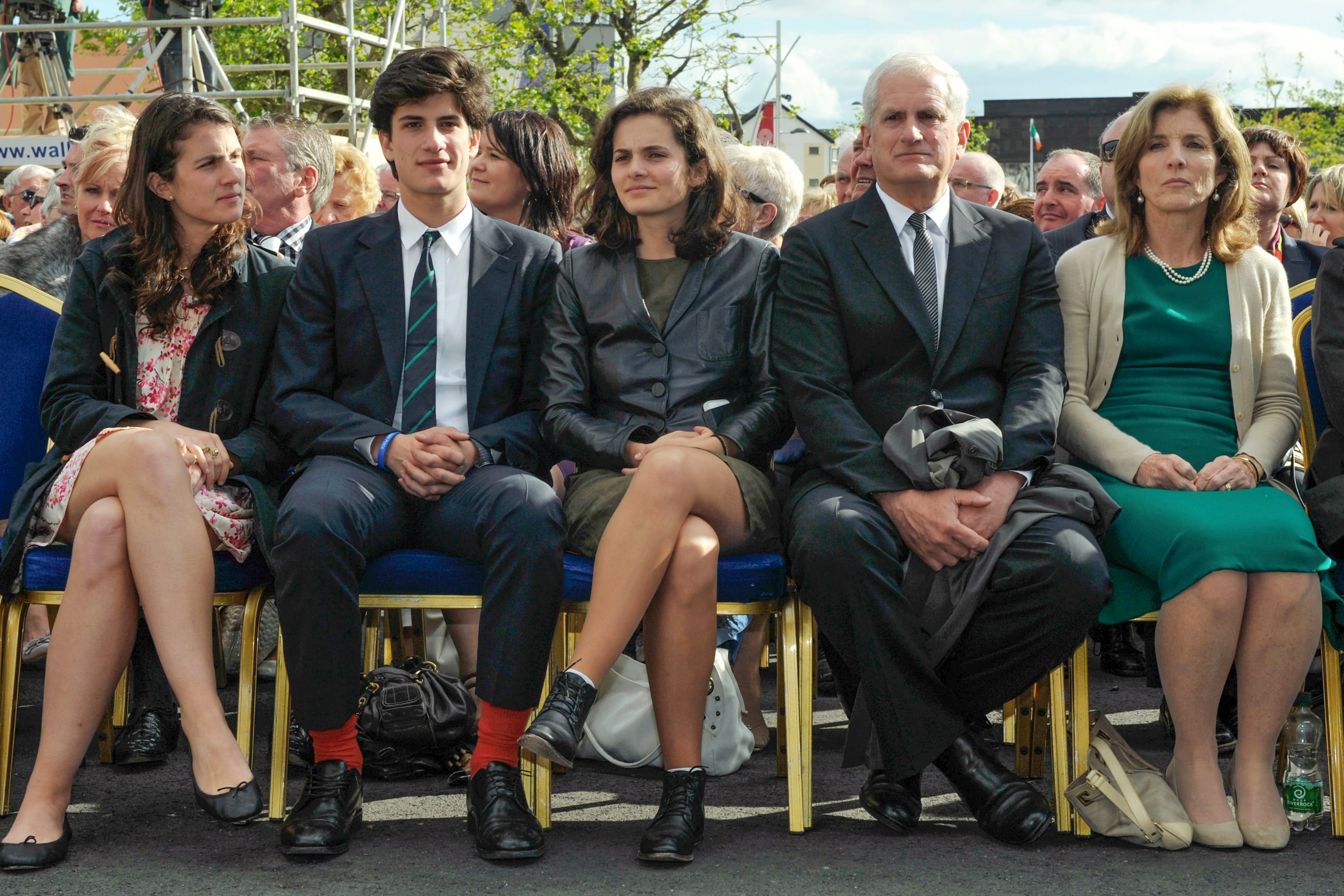 Caroline y su marido, Edwin Schlossberg
(ambos a la derecha de la imagen), junto con sus tres hijos Tatiana, Jack y Rose durante una
ceremonia que se realizó en 2013 para
conmemorar el 50° aniversario de la visita que JFK hizo a New Ross, Irlanda