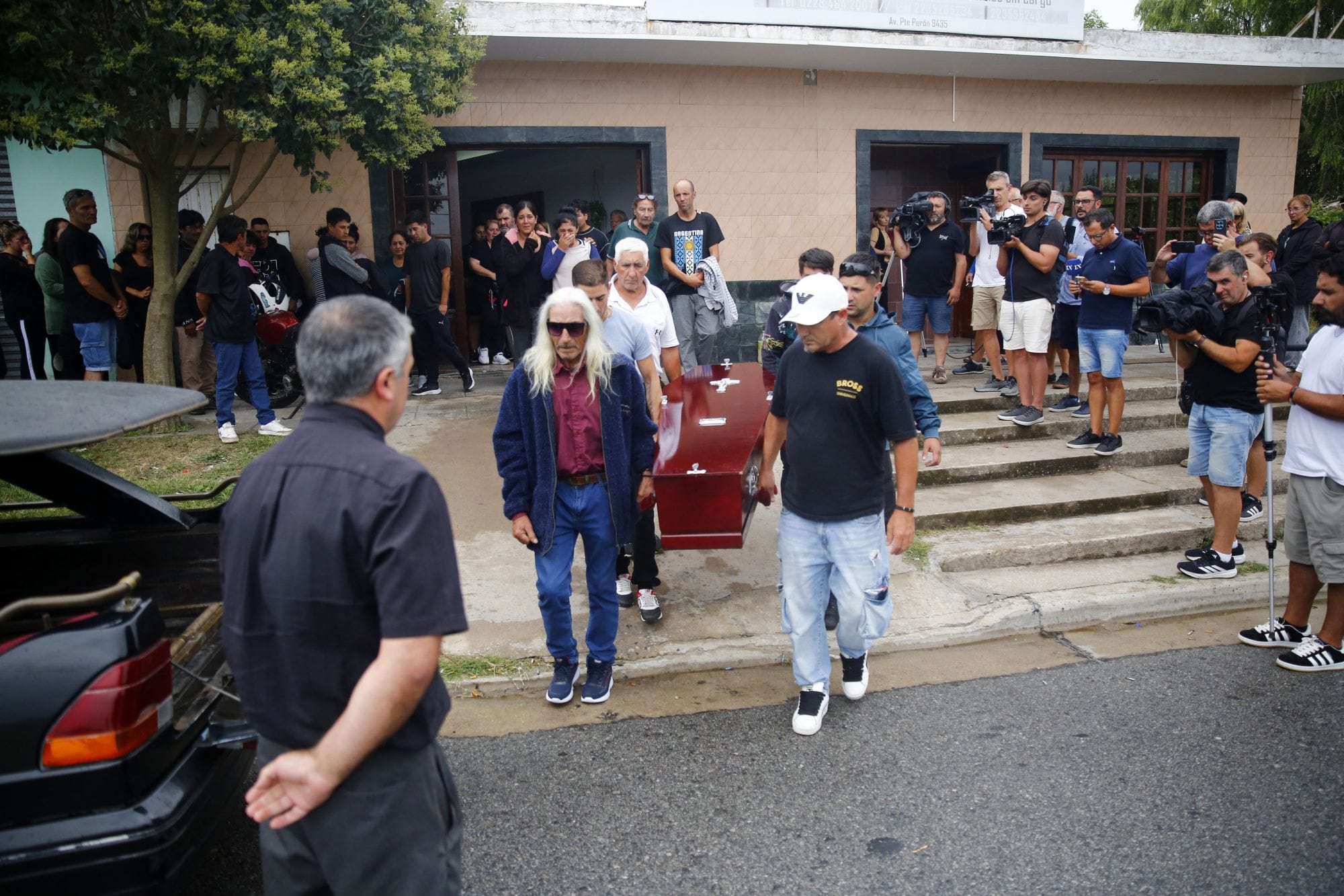 El féretro de Lucas saliendo de la casa velatoria