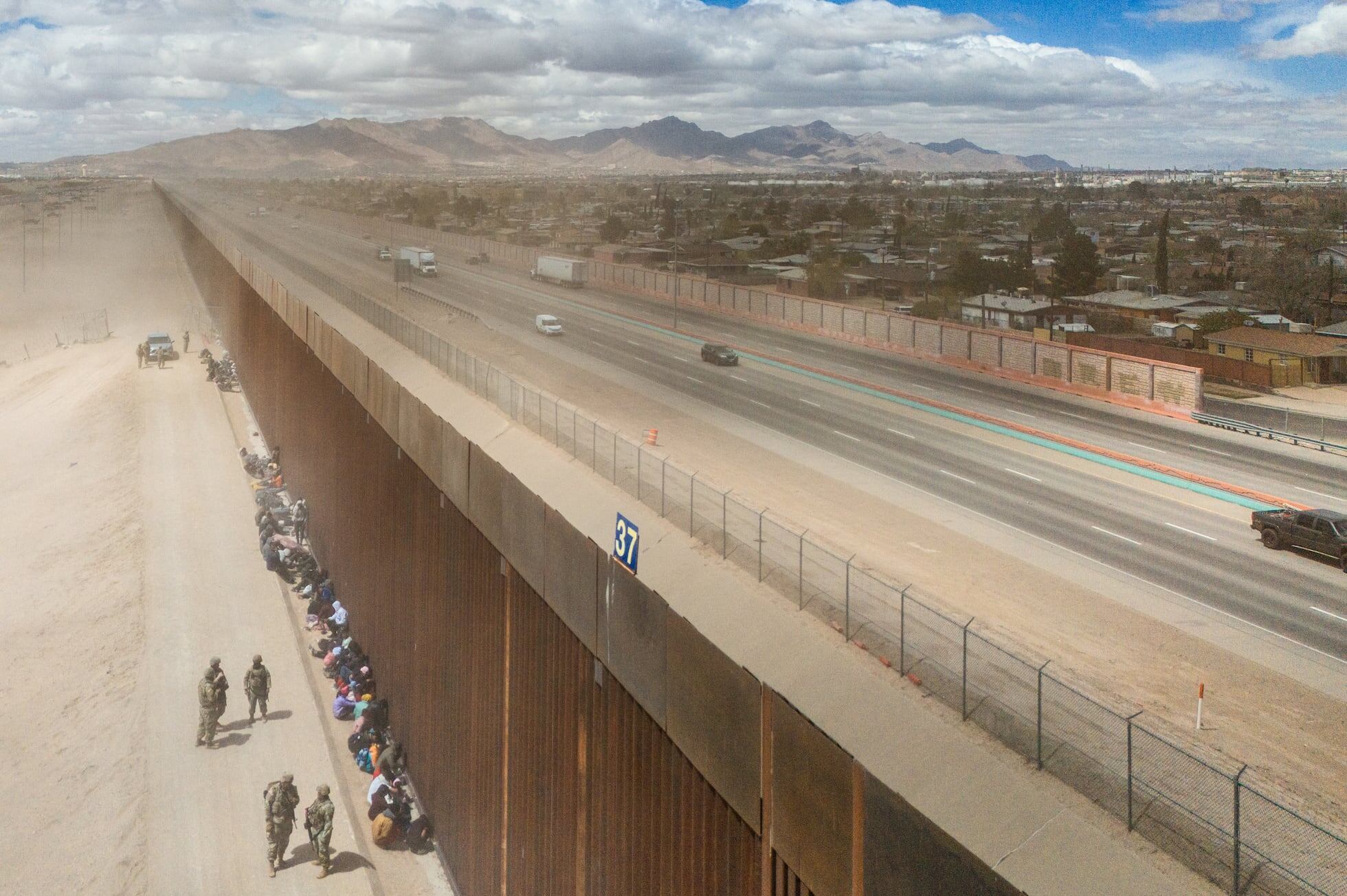 Migrantes se agrupan junto a la valla fronteriza en El Paso, Texas. El 25 de marzo de 2024