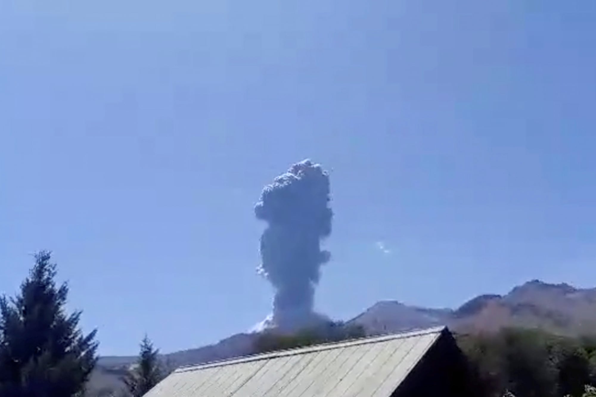 Un volcán ubicado cerca de la frontera con Neuquén tuvo explosiones de ceniza y pulsos de material