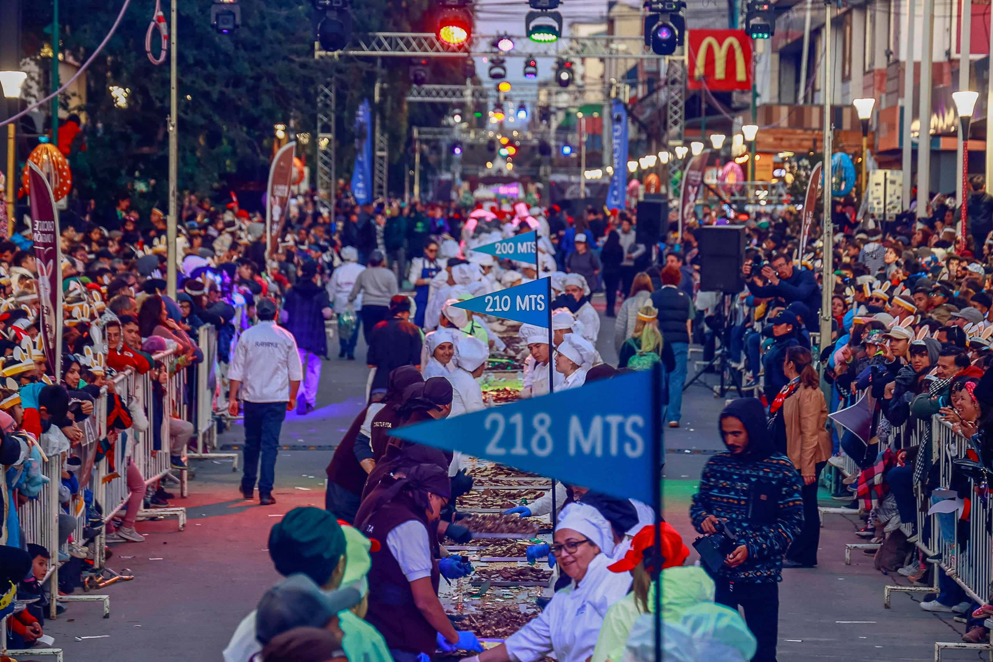 Maestros chocolateros elaborarán la barra de chocolate más grande del mundo, que alcanzará los 222 metros y requerirá más de dos toneladas de chocolate fluido
