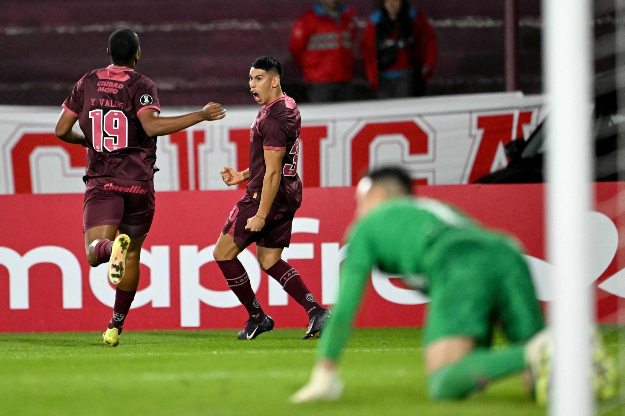El festejo entre el colombiano Yoshan Valois y Agustín Cardozo, autor del gol de Lanús ante Liga Deportiva Universitaria, por la Copa Libertadores