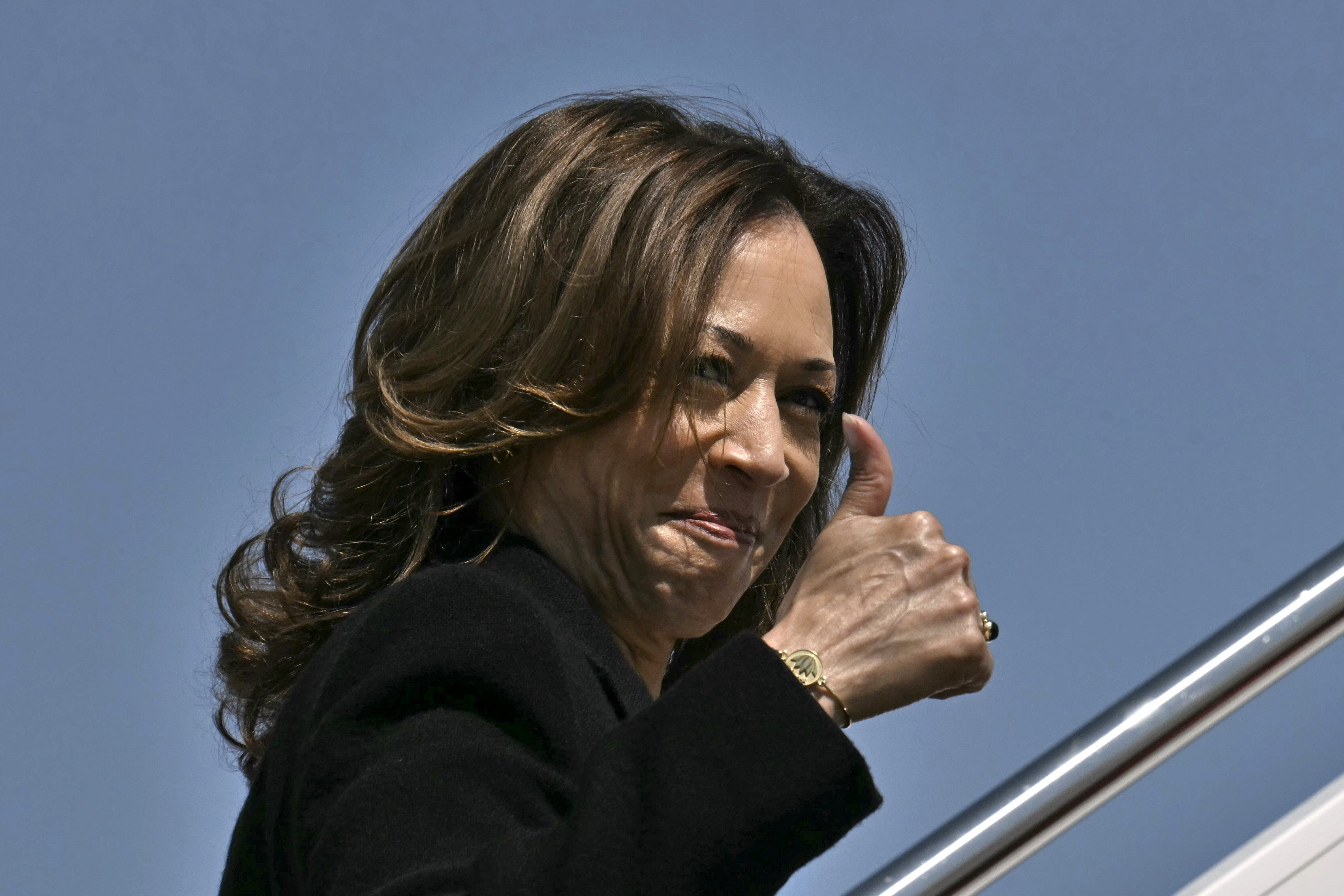 La vicepresidenta candidata a la presidencia demócrata, Kamala Harris, aborda la Fuerza Aérea Dos en la Base Conjunta Andrews, Maryland, el jueves 12 de septiembre de 2024. Harris viajó a Carolina del Norte para eventos de campaña.