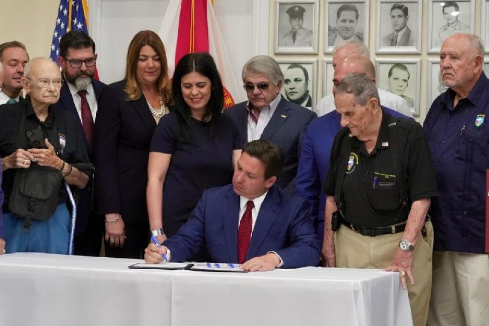 Ron DeSantis firmó dos nuevas leyes que impactan en la educación de Florida: “El peligro del comunismo”