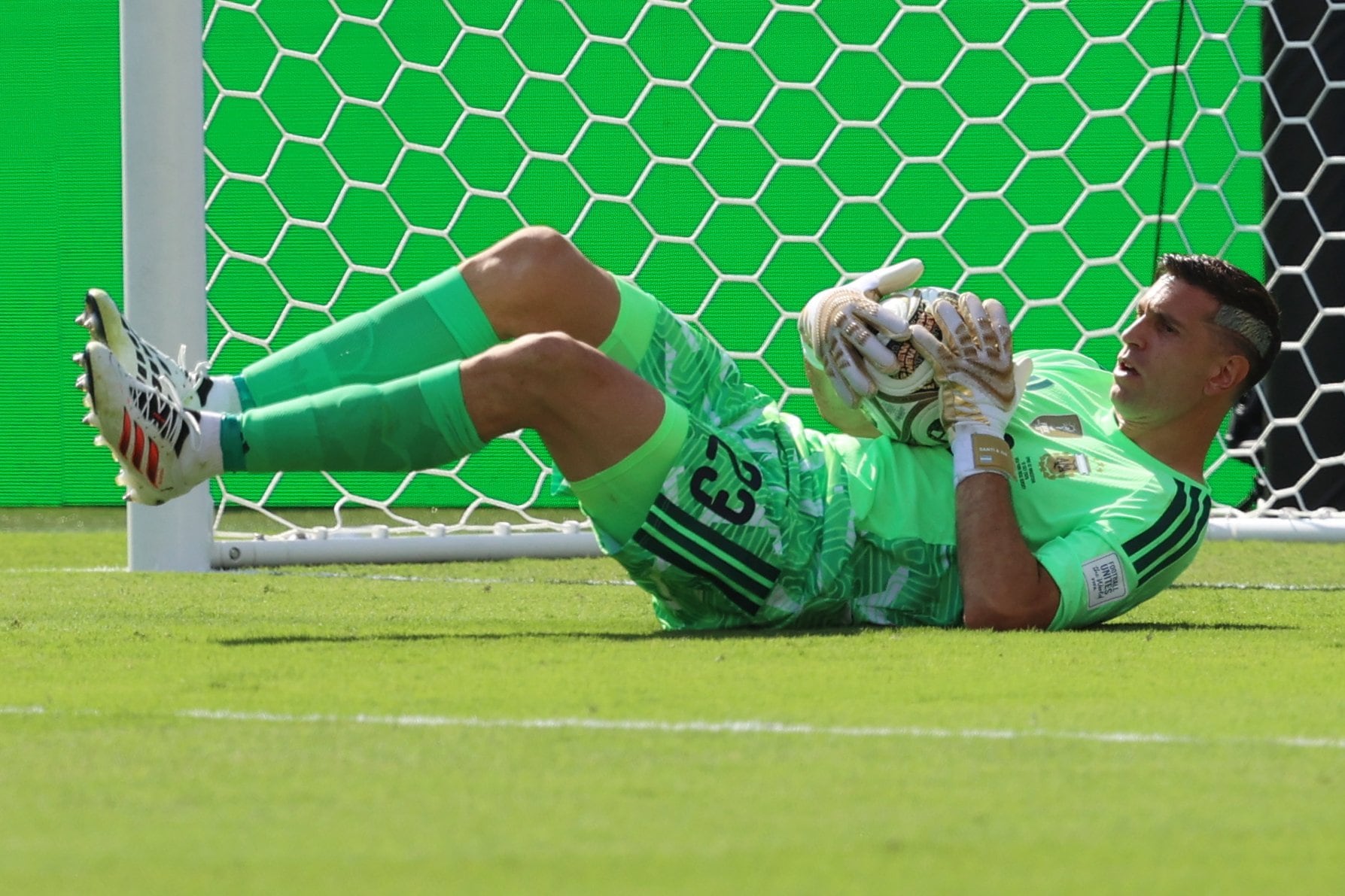 Dibu Martinez se queda con la pelota