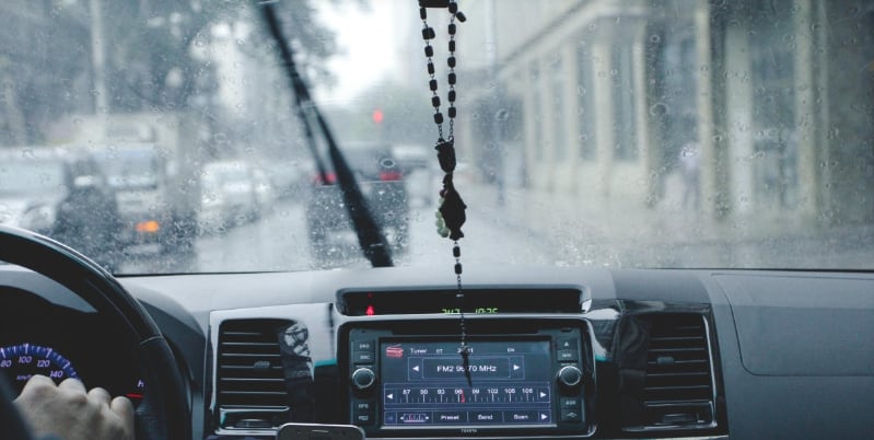 En Tucson, colgar objetos en el espejo retrovisor es motivo de detención y multa (Pexels)