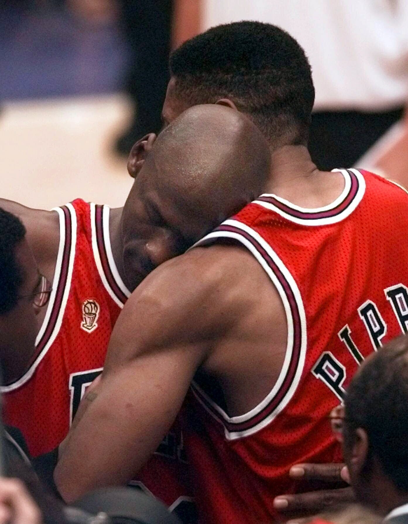 Michael Jordan se desploma en los brazos de su compañero de equipo Scottie Pippen, a la derecha, en las Finales de la NBA contra de Utah Jazz. (AP Photo/Susan Ragan, Archivo)