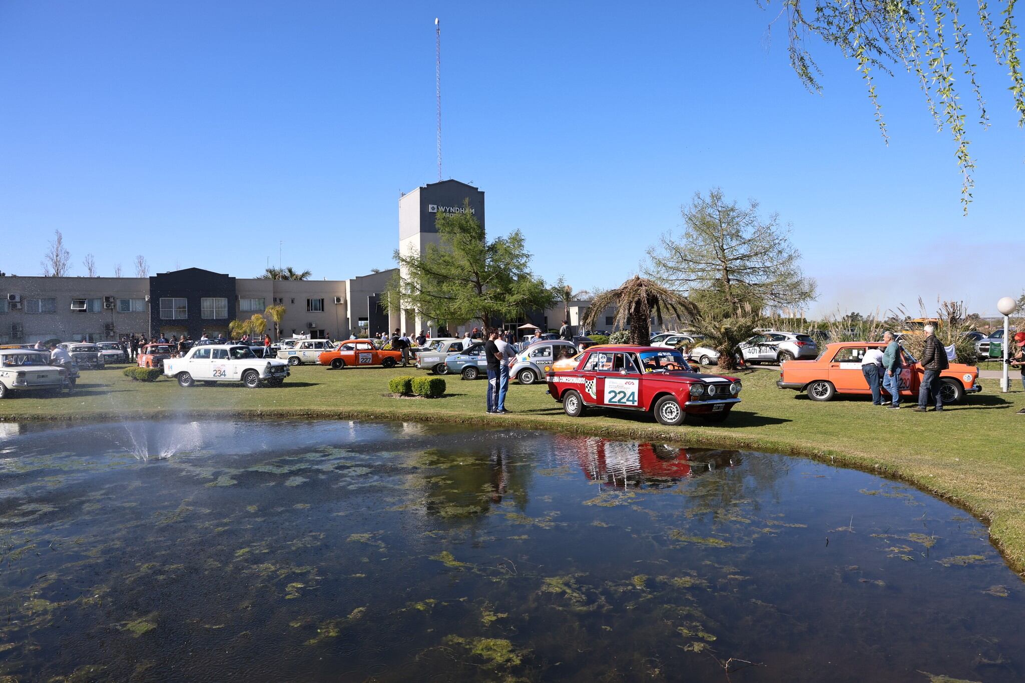 Un alto en la travesía, un estacionamiento singular: el hotel fue descanso para los binomios, y el parque, para las máquinas, en Goya, Corrientes.