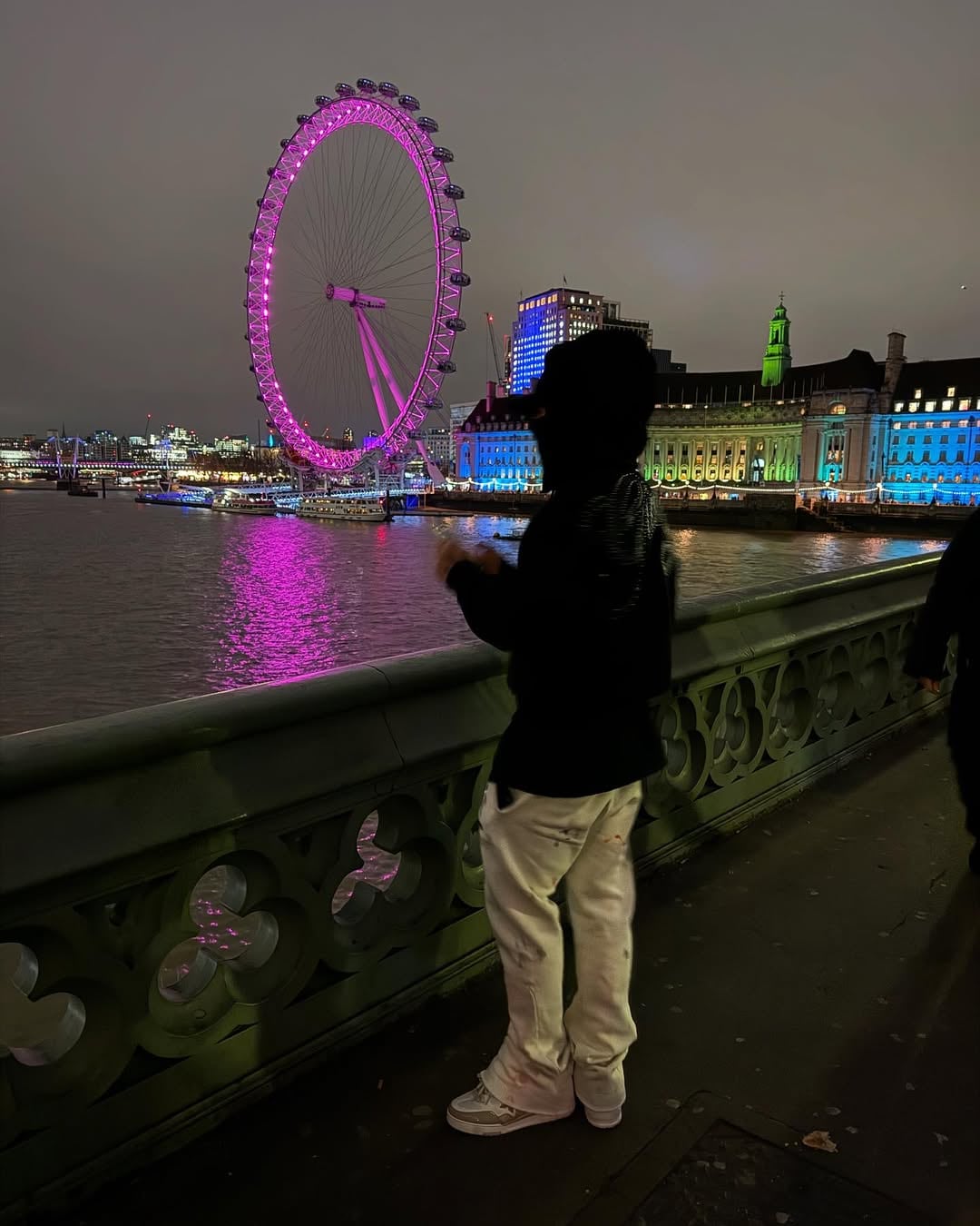 Enzo Fernández, de espaldas, contemplando el Ojo de Londres