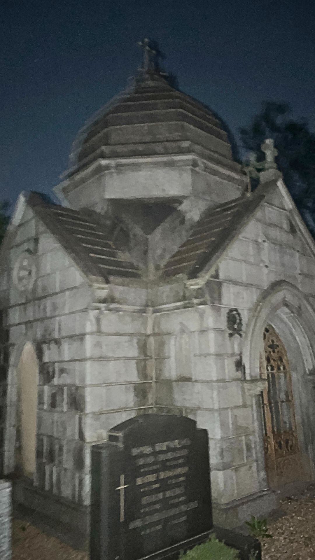 La cripta de Francis Malcom fue fundada en 1820 como una capilla protestante, con la consolidación del cementerio se transformó en la tumba del arquitecto