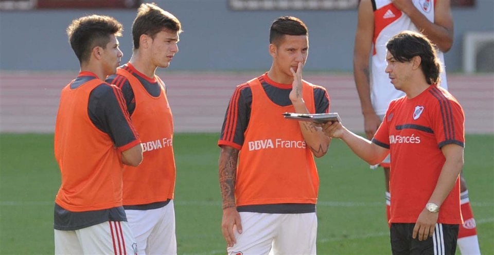 Otros tiempos: Rodríguez, Boyé (en el centro) y Driussi escuchan a Gallardo