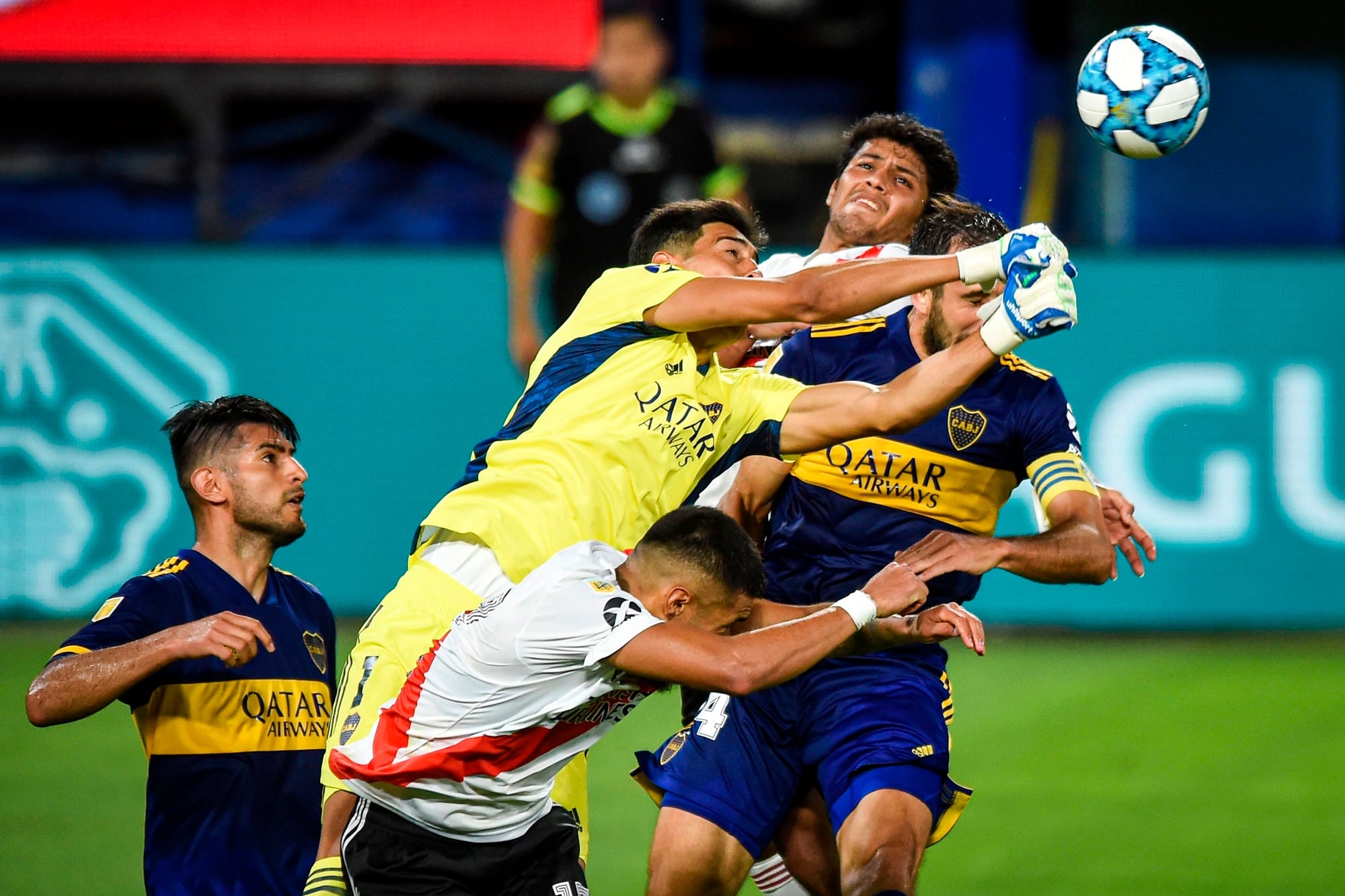 Esteban Andrada, despejando con los puños en un superclásico Boca-River
