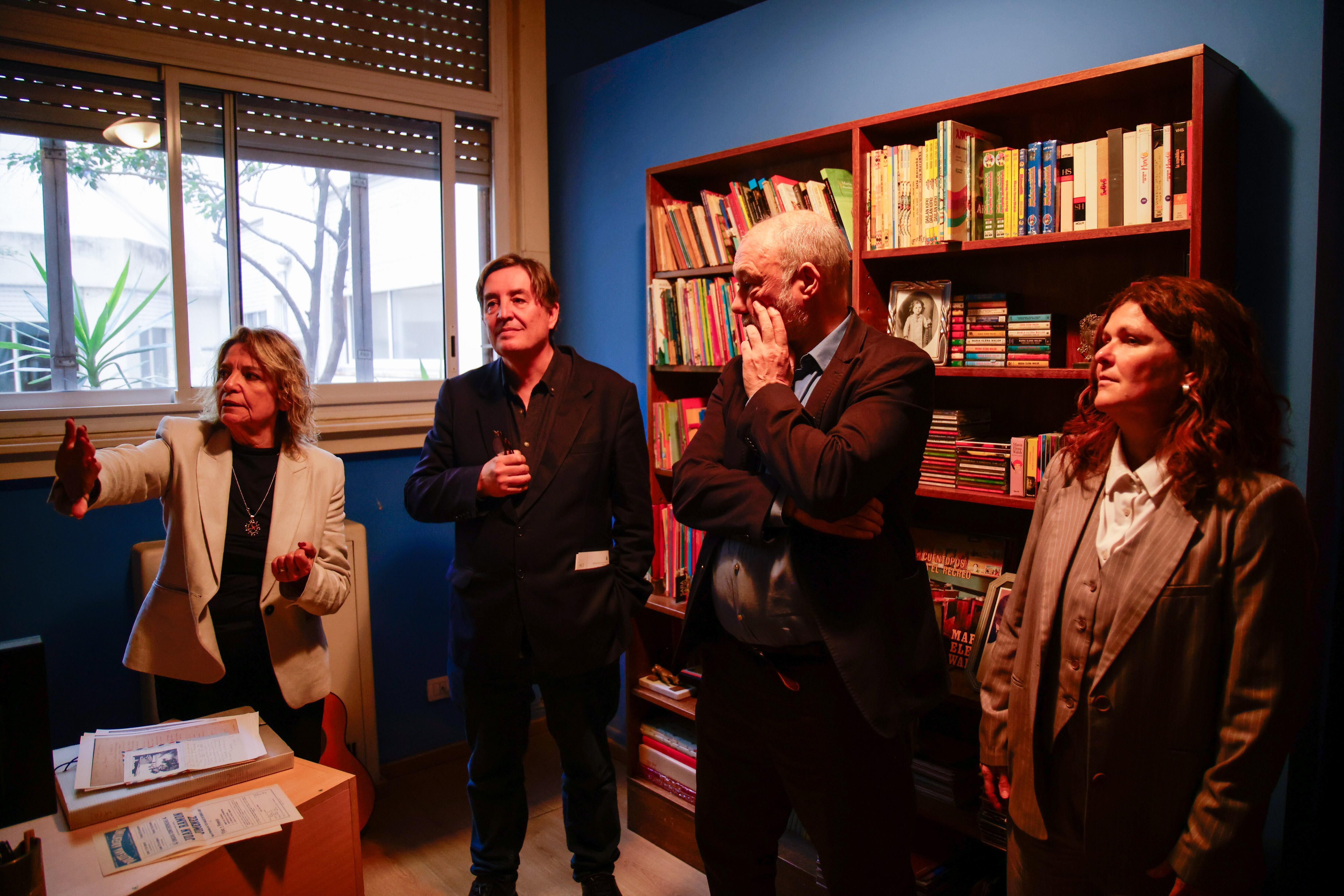 Un momento especial en la recorrida para visitar la biblioteca de María Elena Walsh, donde están todas las primeras ediciones de su obra musical y literaria, varios ejemplares del