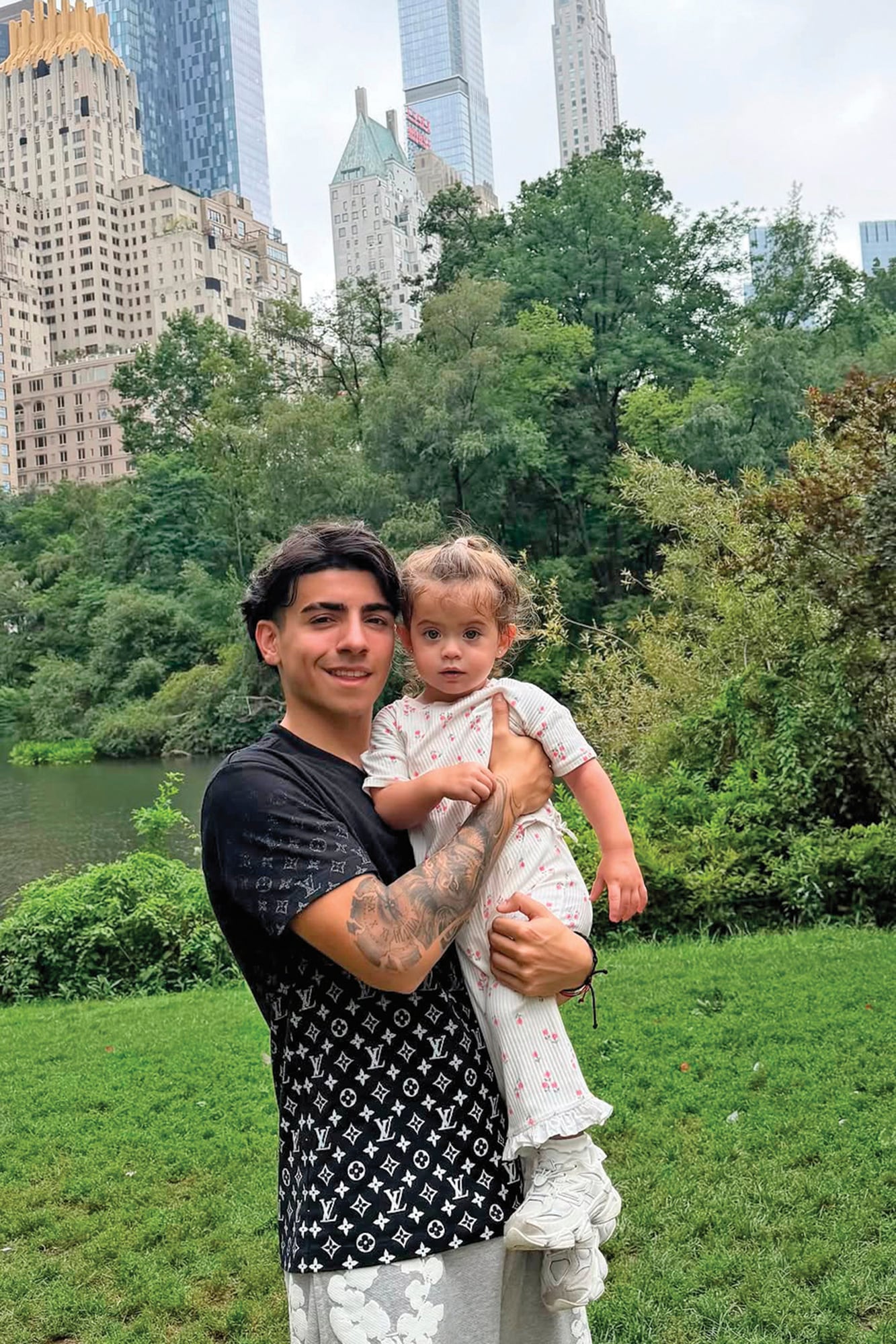 Cóctel de noticias: el doble de festejo de cumpleaños de Isabel Macedo, las vacaciones de Inés Rivero y el viaje de Benjamín Agüero 15 Benjamín con la pequeña Olivia en brazos en un paso por Central Park