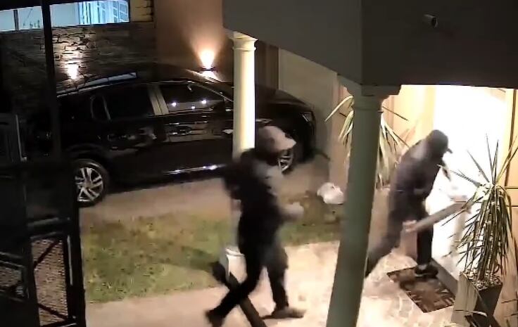 Un grupo de delincuentes fingió un allanamiento policial para robar una casa en Ituzaingó