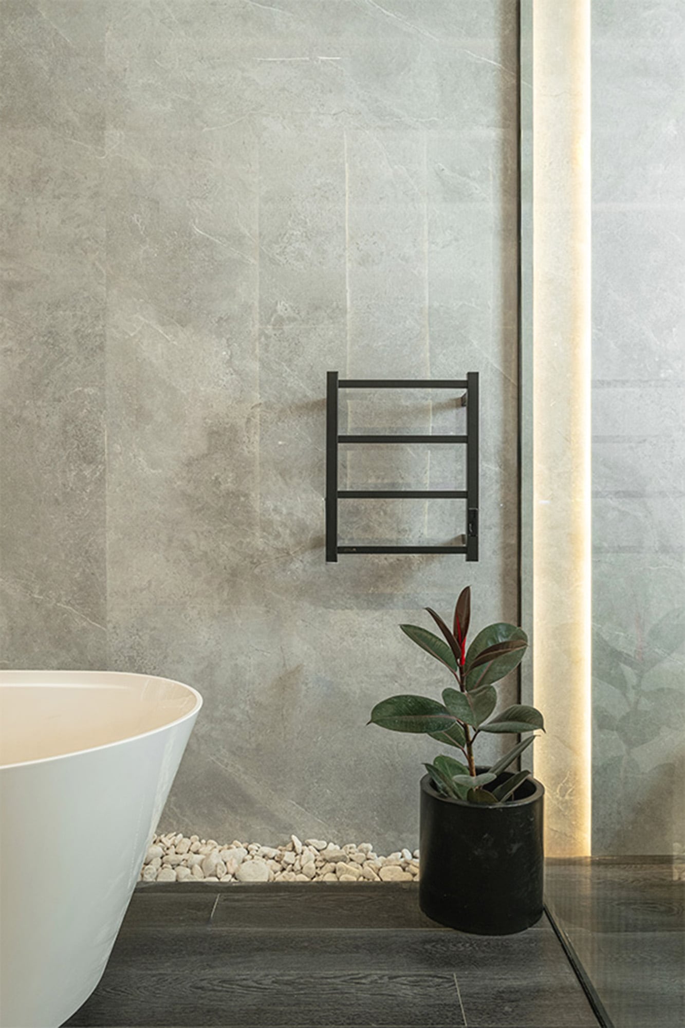 Agregar en un baño un secador de toallas y pequeñas luces led, es un plus que propone Atrim