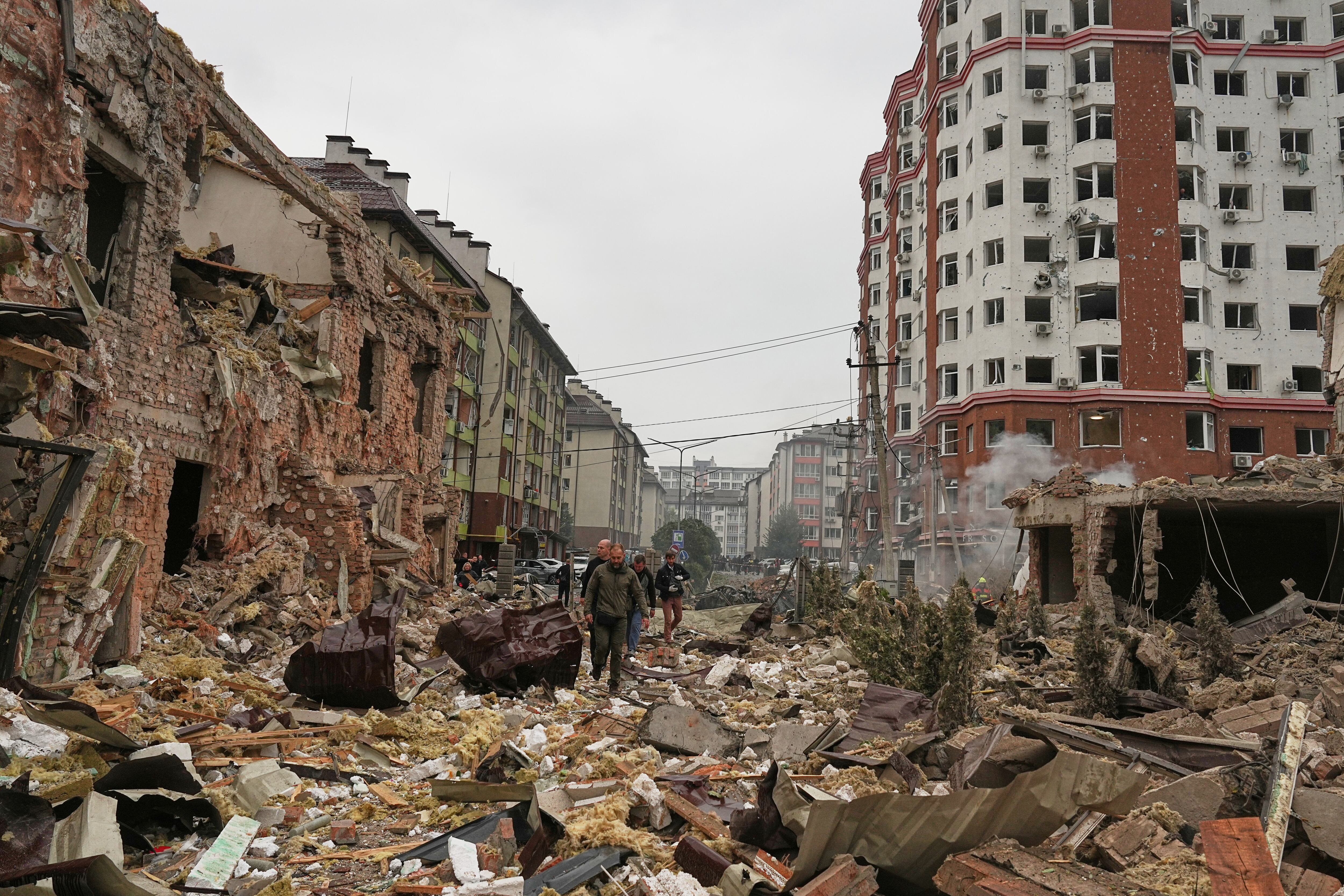 Gente camina cerca de edificios de departamentos dañados después de un ataque ruso en Kiev, Ucrania, el domingo 28 de septiembre de 2025; la guerra en Ucrania es otro de los focos bélicos activos mencionados por Albares