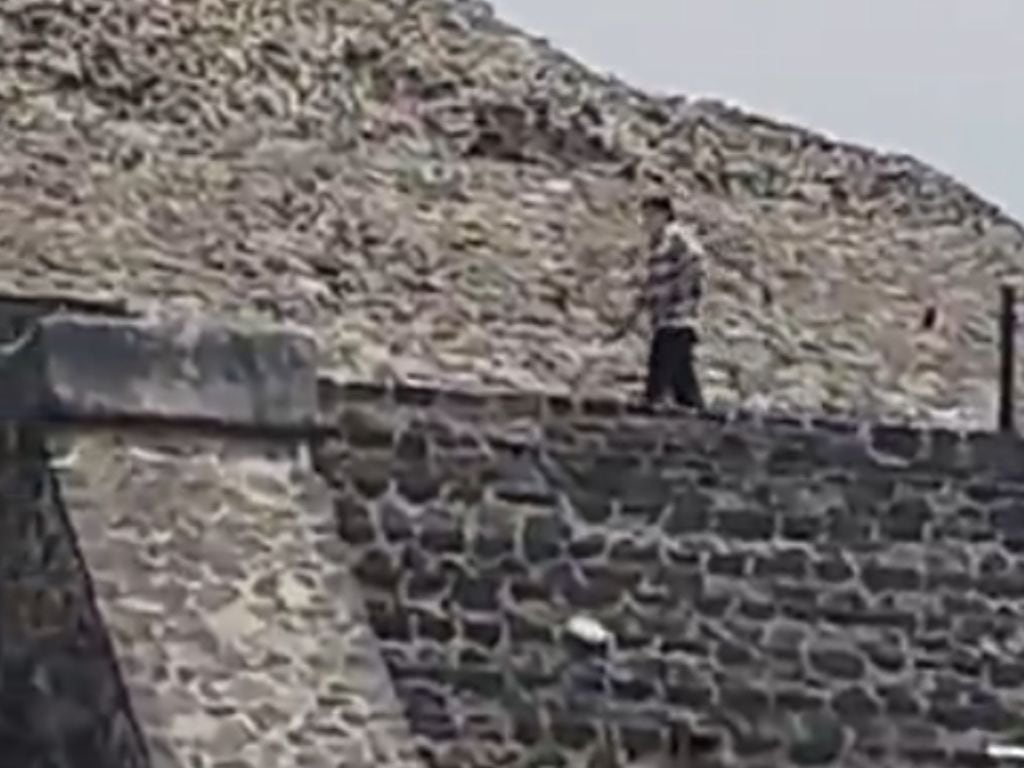 Un hombre empezó a disparar desde la cima de la pirámide de Teotihuacán: mató a una turista y se suicidó