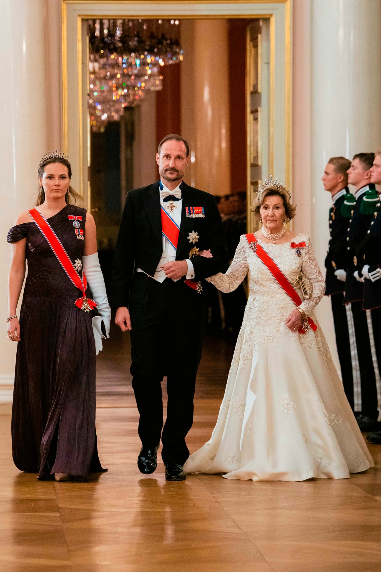 Ingrid –con un vestido de escote asimétrico de la diseñadora Marmar Halim– ingresa junto a su padre, el rey Haakon, y su abuela, la reina Sonia, quien lució la majestuosa Tiara de Perlas de la reina Maud
