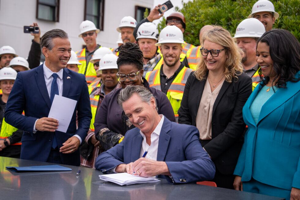 El gobernador de California, Gavin Newsom, busca apoyar a los trabajadores ante un eventual reclamo ante sus empleadores